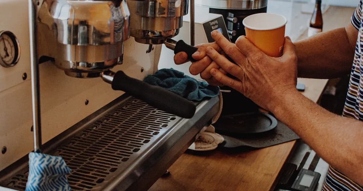 핸드드립 커피 추출 장면